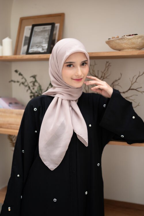 abaya nisrin wine