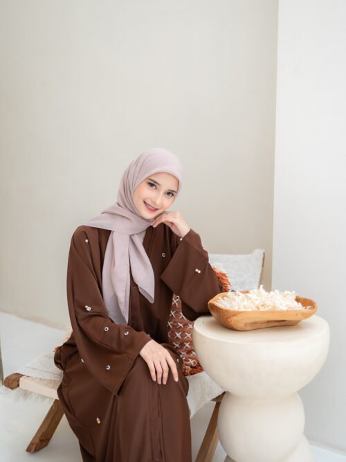 abaya nisrin wine