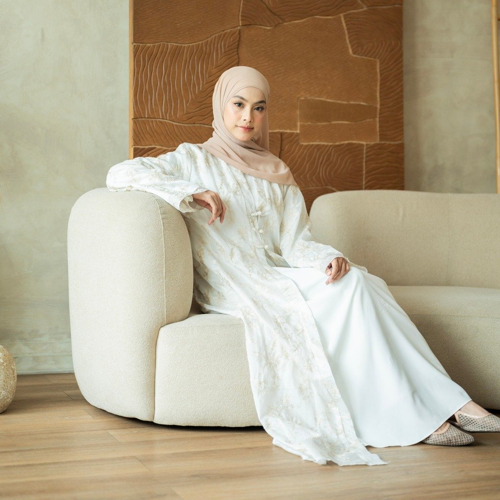 noura abaya outer layla paper silk premium kancing cheongsam black & off white noura abaya outer layla paper silk premium kancing cheongsam black & off white