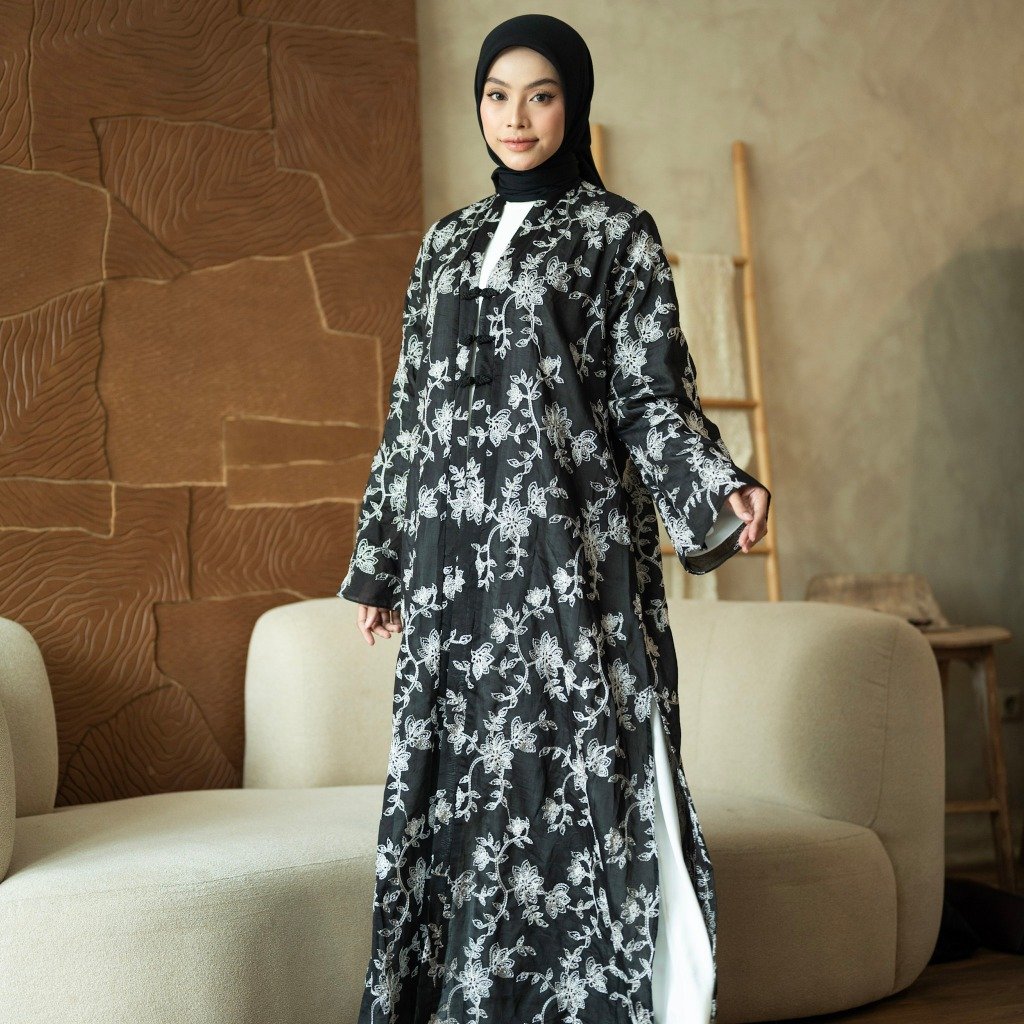 noura abaya outer layla paper silk premium kancing cheongsam black & off white noura abaya outer layla paper silk premium kancing cheongsam black & off white