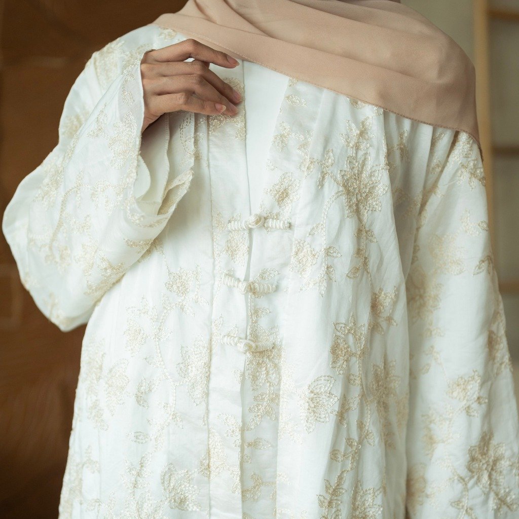 noura abaya outer layla paper silk premium kancing cheongsam black & off white noura abaya outer layla paper silk premium kancing cheongsam black & off white