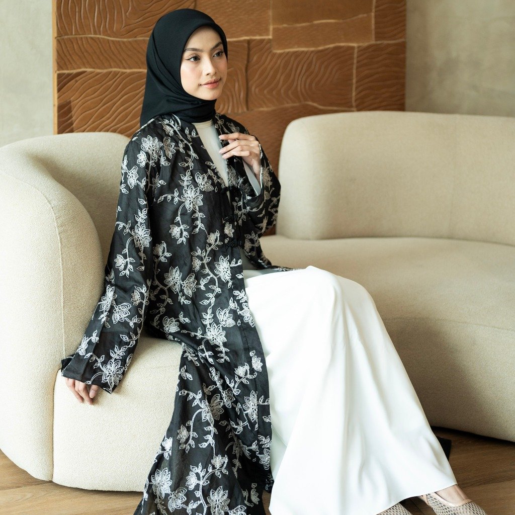 noura abaya outer layla paper silk premium kancing cheongsam black & off white noura abaya outer layla paper silk premium kancing cheongsam black & off white