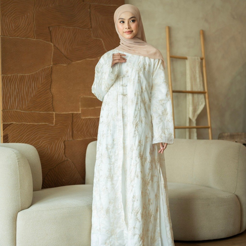 noura abaya outer layla paper silk premium kancing cheongsam black & off white noura abaya outer layla paper silk premium kancing cheongsam black & off white